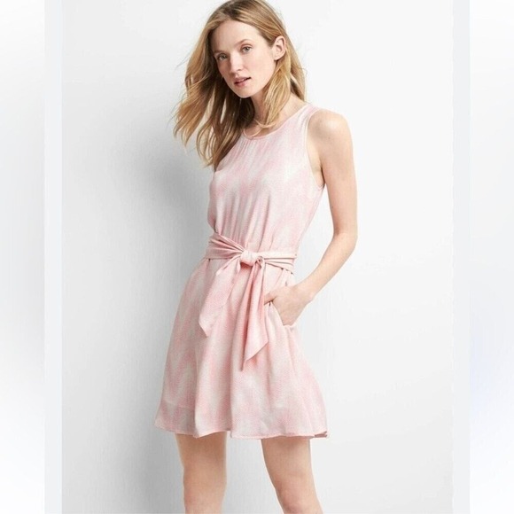 GAP Dresses & Skirts - Gap - Women's Print tie-belt fit and flare dress - Size Small - Pink & White